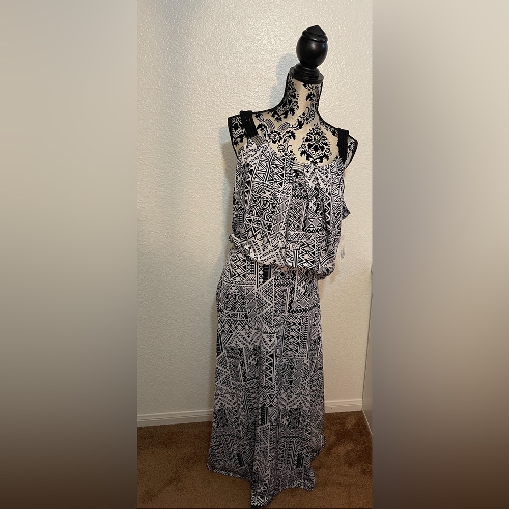 🌞Black & White Print Jeweled Neckline Maxi Dress